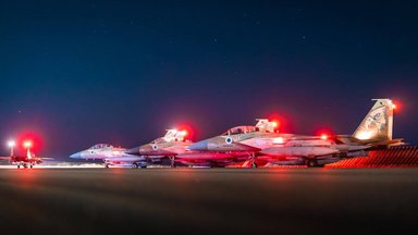 Das von den Israelischen Verteidigungsstreitkräften (IDF) veröffentlichte Foto zeigt Kampfjets der israelischen Luftwaffe, die vor den Angriffen in Teheran starten. 