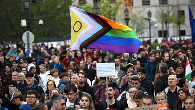 Demonstrierende versammeln sich am 15. April vor dem Amt des ungarischen Präsidenten in Budapest, Ungarn. Die Proteste brechen aus, nachdem das Parlament ein Gesetz verabschiedet hat, das das Versammlungsrecht einschränkt und Pride-Paraden verbietet.
