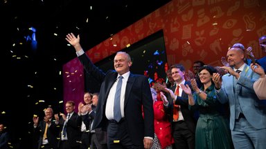 Der Vorsitzende der Liberaldemokraten, Ed Davey MP, auf der Bühne nach seiner Grundsatzrede. 