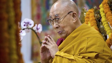 Das geistliche Oberhaupt Tibets, der Dalai Lama, betet während einer Veranstaltung, bei der Exiltibeter im Tsuglakhang-Tempel in Dharamshala, Indien, für sein langes Leben beten.