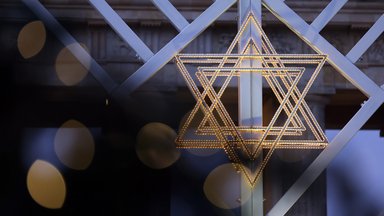 Vor 75 Jahren wurde der Zentralrat der Juden gegründet. Aus Hoffnung und Mut wuchs eine vielfältige Gemeinschaft, die heute als starke Stimme jüdisches Leben, Erinnerung und Zusammenhalt in Deutschland prägt.