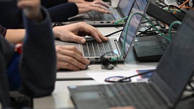 Gezielte Desinformation bedroht Demokratien und spaltet Gesellschaften. 