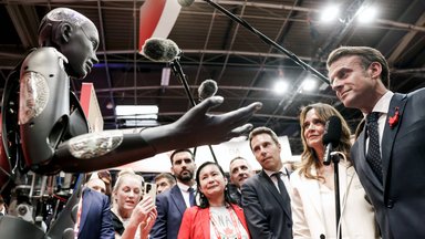 Der französische Staatspräsident Emmanuel Macron besucht die Messe für Technologie-Start-ups und Innovation VivaTech auf der Pariser Expo Porte de Versailles