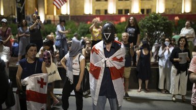 In Tiflis, Georgien, fordern Familienangehörige von politischen Gefangenen neue und faire Parlamentswahlen und die Freilassung der bei den Demonstrationen Inhaftierten.