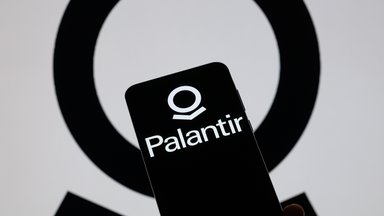 Das Logo von Palantir Technologies wird auf einem Mobiltelefon angezeigt