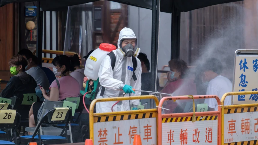 Militärpersonal desinfiziert eine taiwanische Teststation