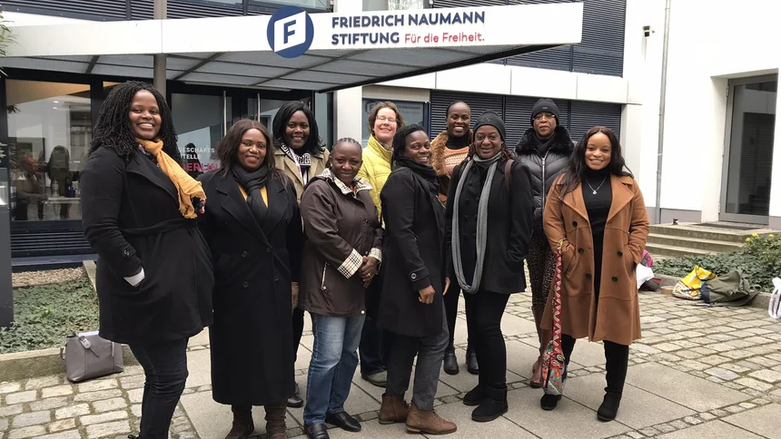 Gruppenfoto vor der FNF