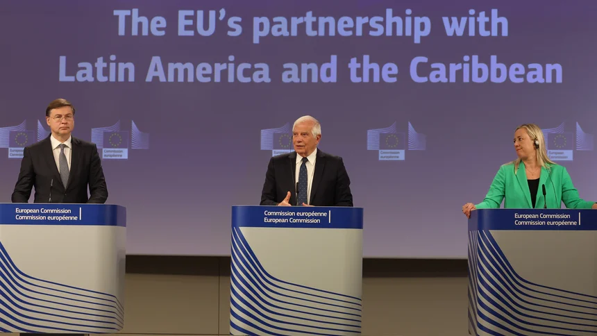 Der für eine funktionierende Wirtschaft zuständige Vizepräsident der Europäischen Kommission und EU-Kommissar für Handel, Valdis Dombrovskis, der Hohe Vertreter der Europäischen Union für Außen- und Sicherheitspolitik, Josep Borrell, und die EU-Kommissarin für internationale Partnerschaften, Jutta Urpilainen, sprechen auf einer Pressekonferenz zur Vorstellung einer neuen Agenda für die Partnerschaft der EU mit Lateinamerika und der Karibik