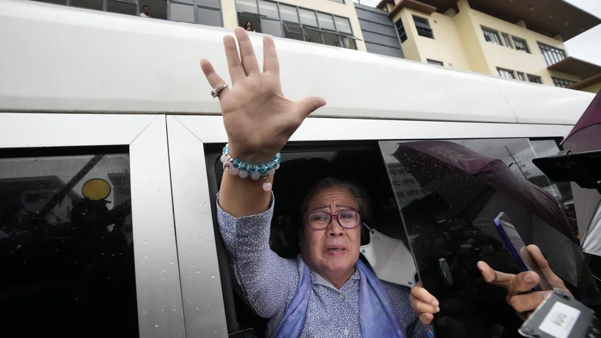 Leila de Lima begrüßt Unterstützer nach Freispruch