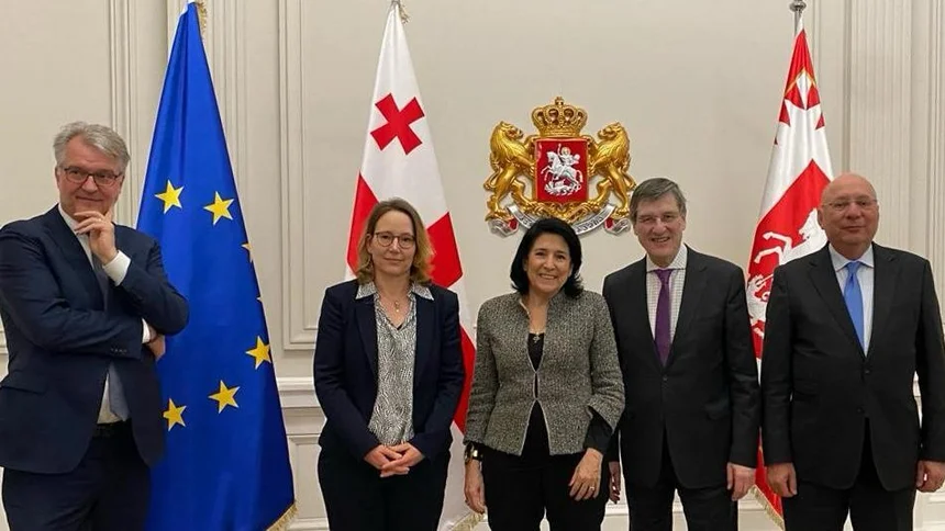 Präsidentin Salome Surabitschwili mit Vertretern der Stiftung