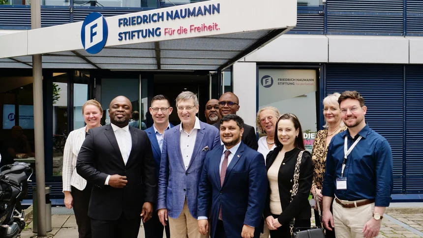 Die Delegation der südafrikanischen Regierungspartei Democratic Alliance gemeinsam mit dem Vorstandsvorsitzenden der Friedrich-Naumann-Stiftung, Prof. Karl-Heinz Paqué, vor dem Büro der Stiftung