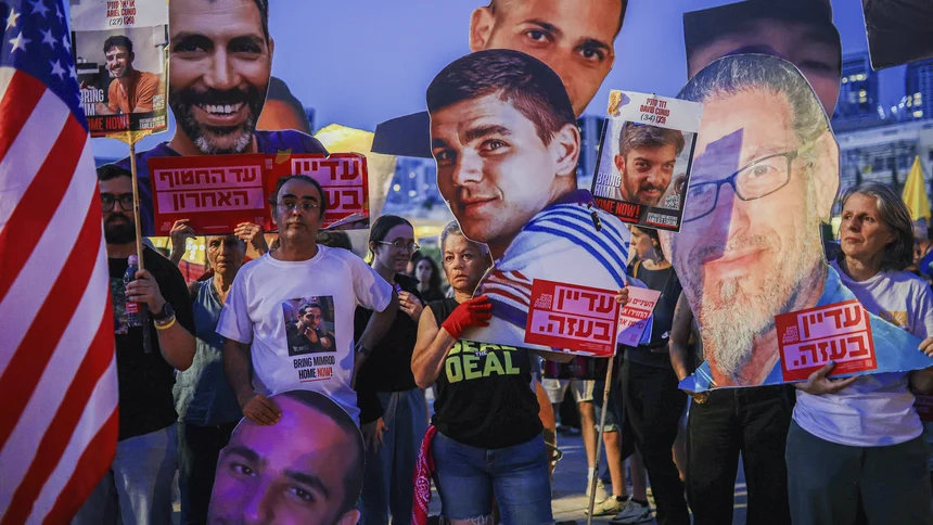 Israelis halten Plakate mit Geiseln und US-Flaggen, während sie die Freilassung aller im Gazastreifen festgehaltenen Geiseln fordern