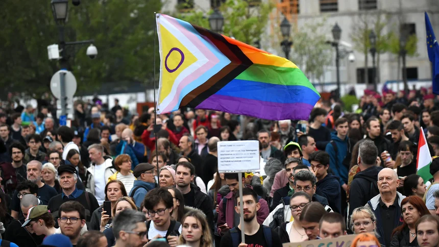 Demonstrierende versammeln sich am 15. April vor dem Amt des ungarischen Präsidenten in Budapest, Ungarn. Die Proteste brechen aus, nachdem das Parlament ein Gesetz verabschiedet hat, das das Versammlungsrecht einschränkt und Pride-Paraden verbietet.