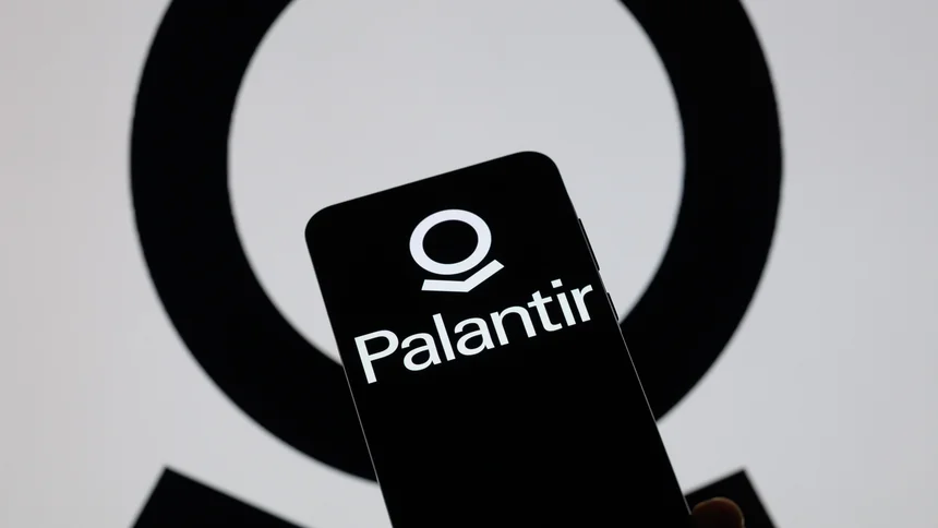 Das Logo von Palantir Technologies wird auf einem Mobiltelefon angezeigt