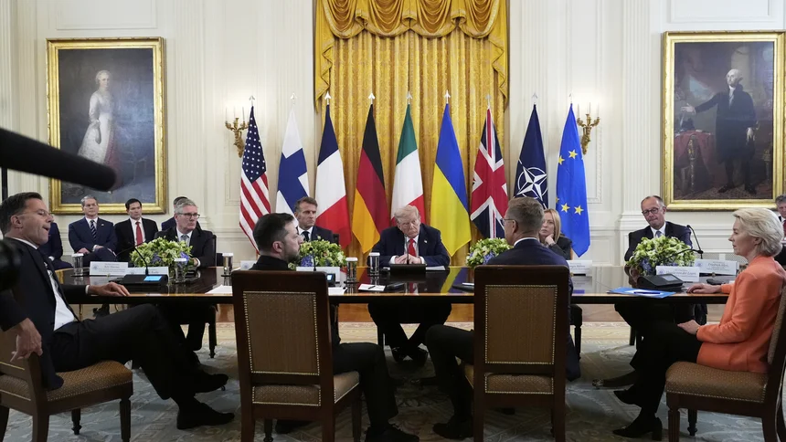 US-Präsident Donald Trump im Gespräch mit dem britischen Premierminister Keir Starmer, dem französischen Präsidenten Emmanuel Macron, der italienischen Premierministerin Giorgia Meloni, dem deutschen Bundeskanzler Friedrich Merz, dem NATO-Generalsekretär Mark Rutte, dem ukrainischen Präsidenten Wolodymyr Selenskyj, dem finnischen Präsidenten Alexander Stubb und der Präsidentin der Europäischen Kommission Ursula von der Leyen.  Übersetzt mit DeepL.com (kostenlose Version)