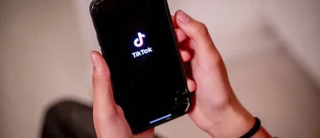 Junge Menschen und Nutzer von TikTok sind für Desinformationsnarrative besonders anfällig.