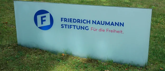 Die Friedrich Naumann Stiftung.